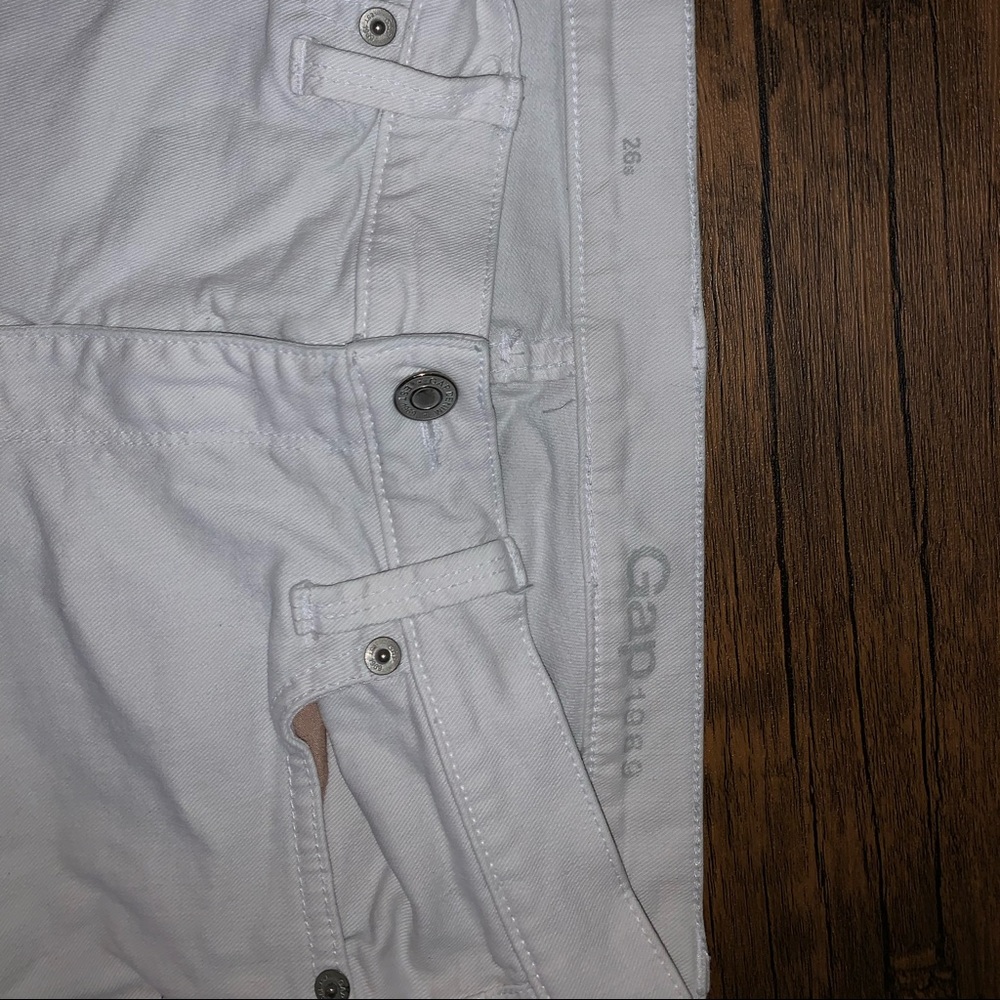 Gap 1969 white jeans! Clean with no fades. Slightly worn.